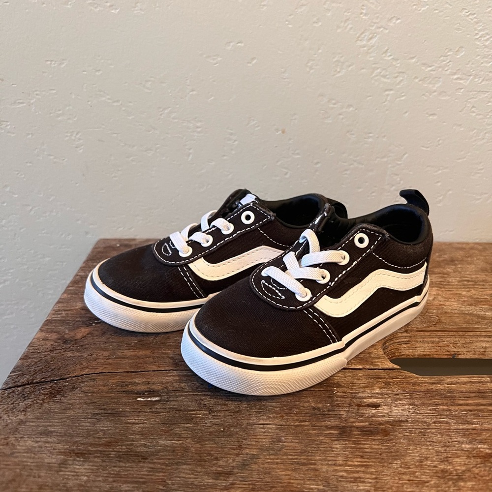 Toddler Vans Old Skool size 7 black and white classic